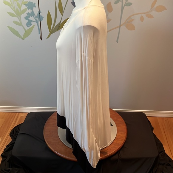 4/$20 Kensie Black and Ivory top - Picture 4 of 5